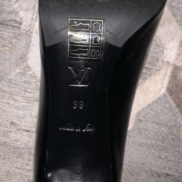 Louis Vuitton Black Pointed Toe Perforated Pumps - Picture 9 of 10